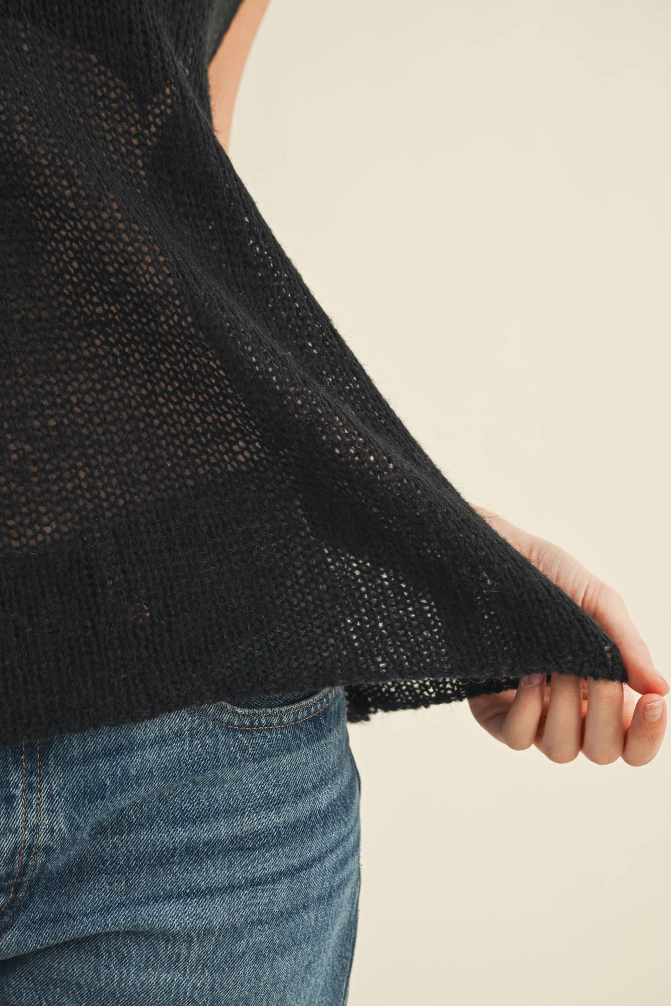 HIGH NECK SLEEVELESS SWEATER TOP